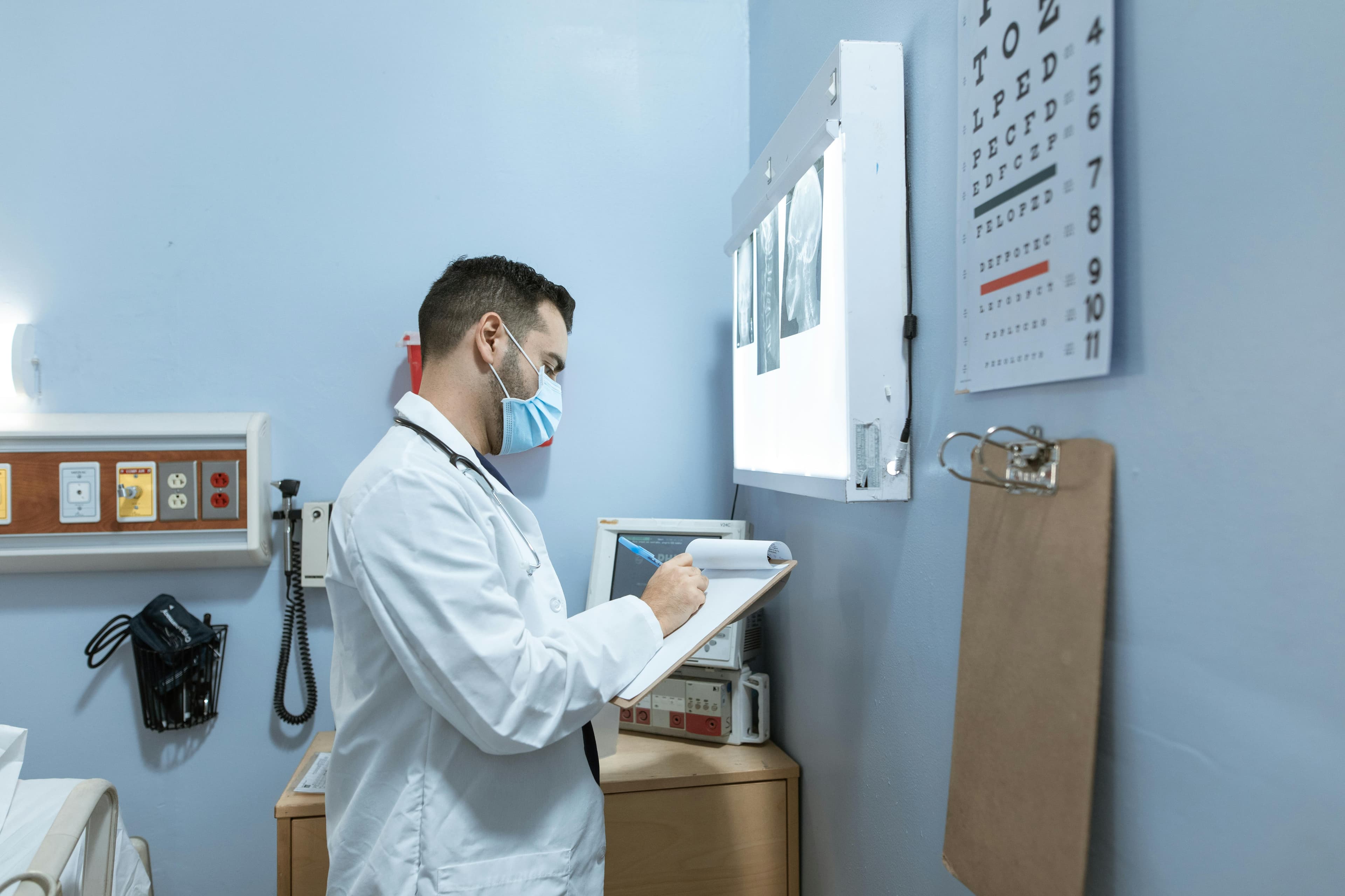 Doctor using RUSHDR platform